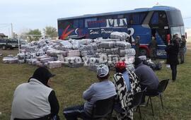 En el destacamento local. Los detenidos junto al colectivo y al personal de Gendarmería que trabajaba en el lugar.