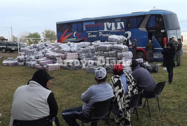 En el destacamento local. Los detenidos junto al colectivo y al personal de Gendarmería que trabajaba en el lugar.