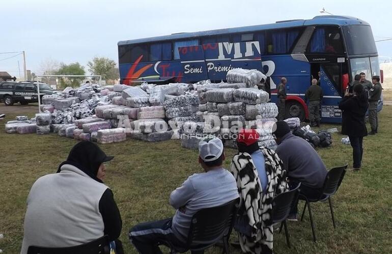 En el destacamento local. Los detenidos junto al colectivo y al personal de Gendarmería que trabajaba en el lugar.