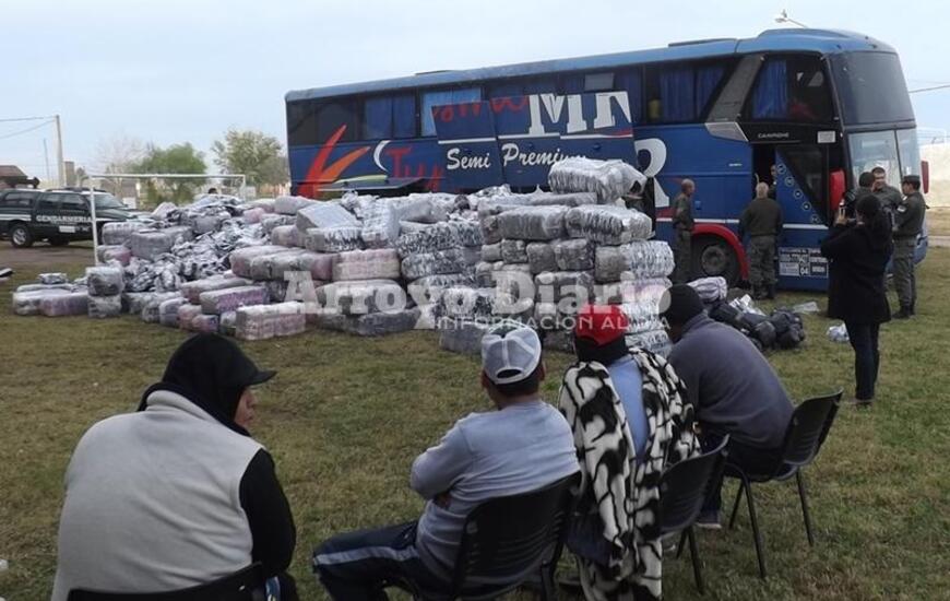 En el destacamento local. Los detenidos junto al colectivo y al personal de Gendarmer&iacute;a que trabajaba en el lugar.
