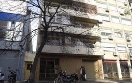 En el edificio. En este lugar se produjo el violento asalto ayer por la tarde. Foto: Celina M. Lovera. La Capital