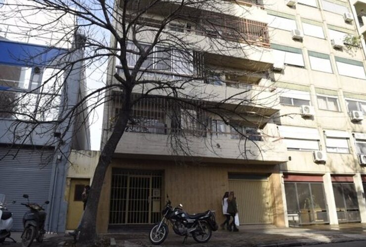 En el edificio. En este lugar se produjo el violento asalto ayer por la tarde. Foto: Celina M. Lovera. La Capital