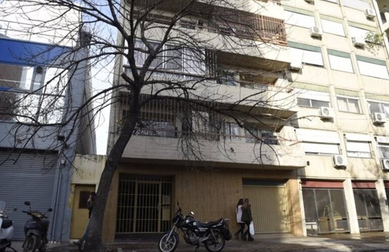 En el edificio. En este lugar se produjo el violento asalto ayer por la tarde. Foto: Celina M. Lovera. La Capital