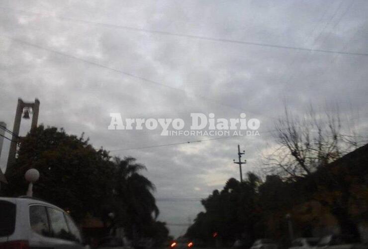 Así empieza el finde. Cielo nublado durante toda la jornada.