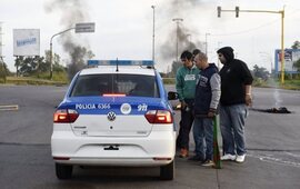 Allegados. Compañeros y familiares de Colberg cortaron los accesos a VGG tras el ataque. Foto: Celina Lovera.