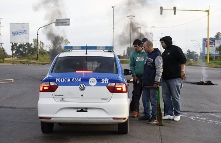 Allegados. Compañeros y familiares de Colberg cortaron los accesos a VGG tras el ataque. Foto: Celina Lovera. Allegados. Compañeros y familiares de Colberg cortaron los accesos a VGG tras el ataque. Foto: Celina Lovera.