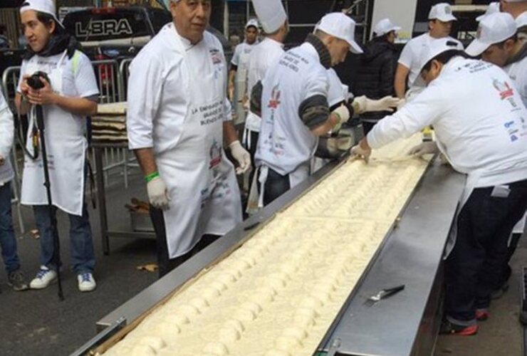 Empanadas para todos. Pizzeros preparan la empanada más larga de Buenos Aires. Foto: @PietroSorba