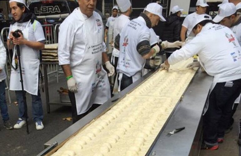 Empanadas para todos. Pizzeros preparan la empanada más larga de Buenos Aires. Foto: @PietroSorba