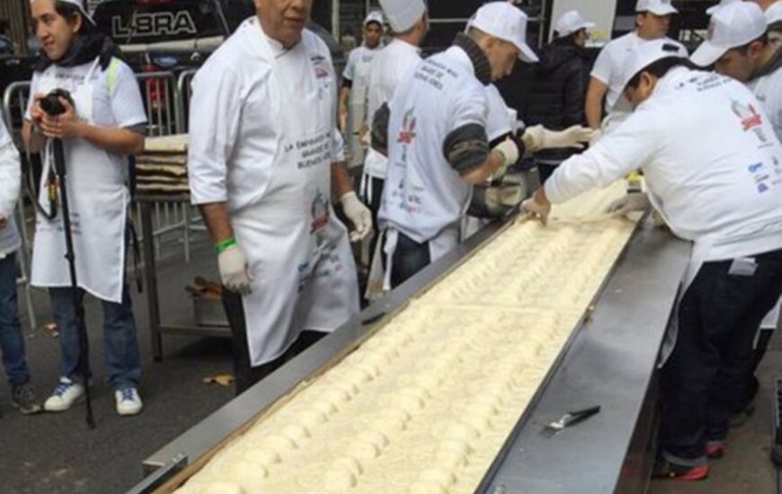 Empanadas para todos. Pizzeros preparan la empanada m&aacute;s larga de Buenos Aires. Foto: @PietroSorba