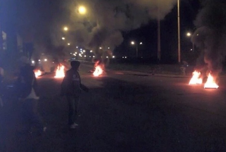 Los accesos a Villa Gobernador Gálvez fueron cortados a las 6 de la mañana. Foto: Twitter/@luciano434