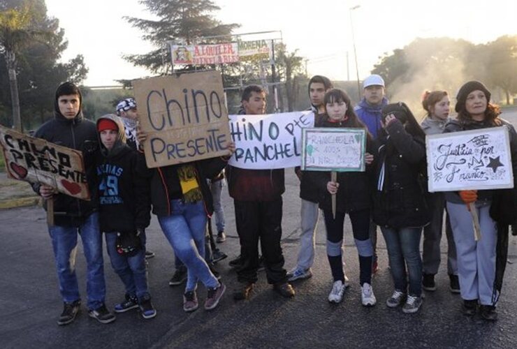 En Protesta. Amigos, familiares y allegados de Colberg se manifestaron en las calles de VGG.