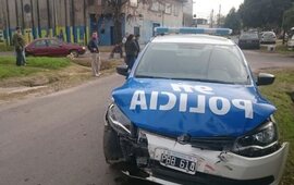 Bastante dañado. Así quedó el móvil policial que chocó en medio de la persecución. Foto: Rosario3.com