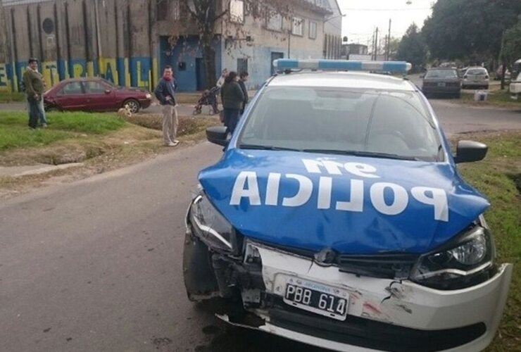 Bastante dañado. Así quedó el móvil policial que chocó en medio de la persecución. Foto: Rosario3.com