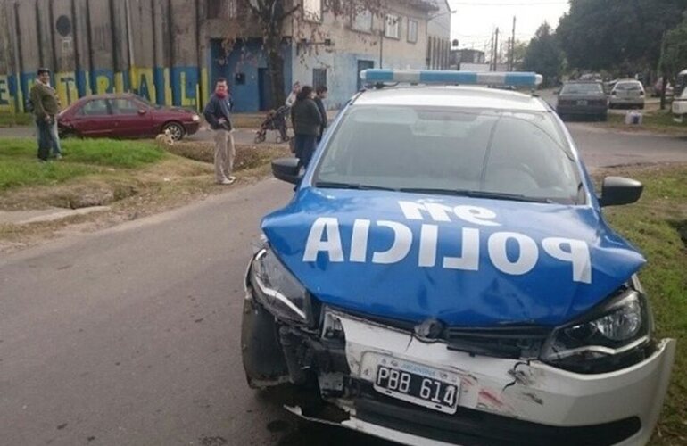 Bastante dañado. Así quedó el móvil policial que chocó en medio de la persecución. Foto: Rosario3.com