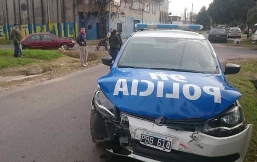 Bastante da&ntilde;ado. As&iacute; qued&oacute; el m&oacute;vil policial que choc&oacute; en medio de la persecuci&oacute;n. Foto: Rosario3.com