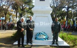 Ofrenda floral. Se coloc&oacute; al pie de la pir&aacute;mide central de la plaza y se realiz&oacute; un minuto de silencio por los h&eacute;roes de nuestra patria