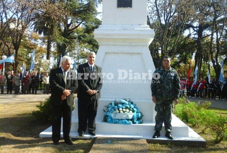 Ofrenda floral. Se colocó al pie de la pirámide central de la plaza y se realizó un minuto de silencio por los héroes de nuestra patria