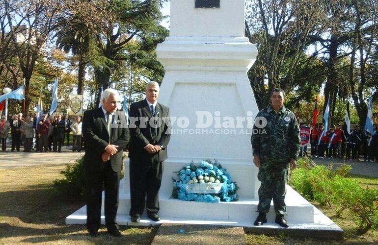 Ofrenda floral. Se colocó al pie de la pirámide central de la plaza y se realizó un minuto de silencio por los héroes de nuestra patria