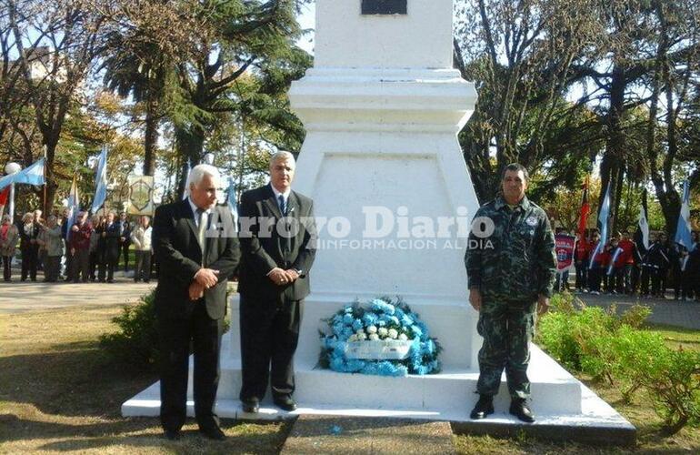Ofrenda floral. Se colocó al pie de la pirámide central de la plaza y se realizó un minuto de silencio por los héroes de nuestra patria Ofrenda floral. Se colocó al pie de la pirámide central de la plaza y se realizó un minuto de silencio por los héroes de nuestra patria