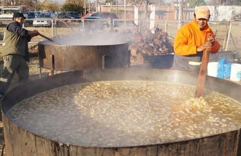 Impresionante preparación del locro este 25 de mayo. Foto: Sindicato de Recolectores