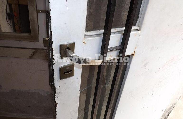 Mientras dormían. Los ladrones barretearon una puerta para valerse el ingreso a la vivienda.