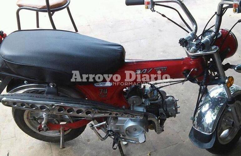 Color rojo. La moto que fue sustraída anoche era una Guerrero 70 cc.