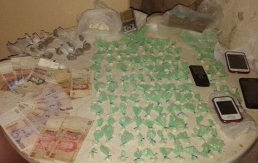 Elementos secuestrados en los procedimientos. Foto: Twitter / @maxipullaro