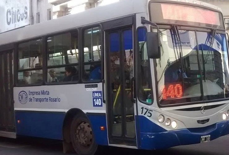 Un colectivo de la línea 140 en el medio de la polémica. Teléfono para la Secretaría de la Movilidad.