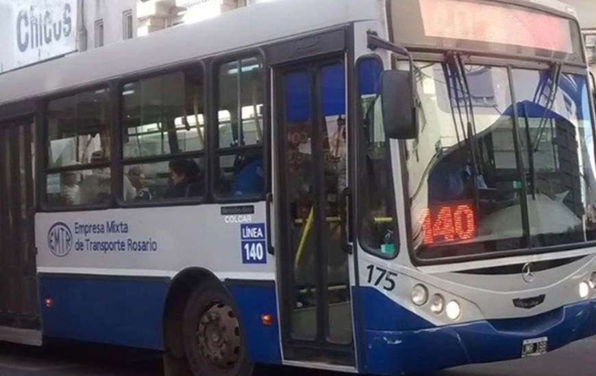 Un colectivo de la línea 140 en el medio de la polémica. Teléfono para la Secretaría de la Movilidad.