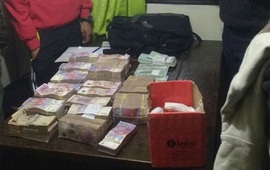 Imagen de Esquivaron un control y tiraron desde un auto más de un millón de pesos y cheques