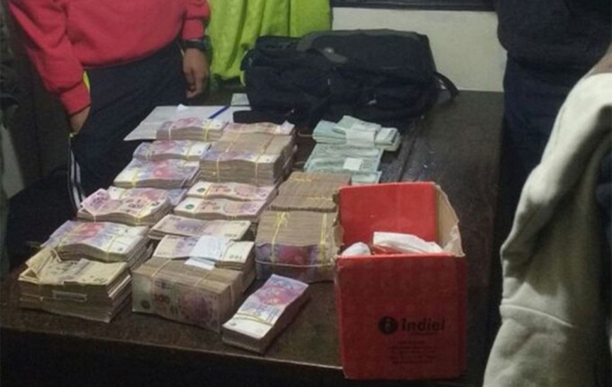 Imagen de Esquivaron un control y tiraron desde un auto m&aacute;s de un mill&oacute;n de pesos y cheques