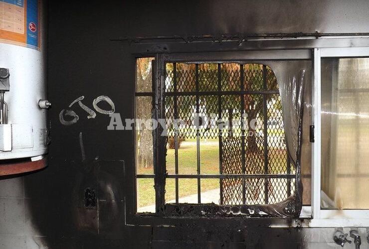 Quemada por completo. Así quedó la ventana afectada por el fuego que se originó por un cortocircuito en un radiograbador que, aparentemente, había quedado enchufado