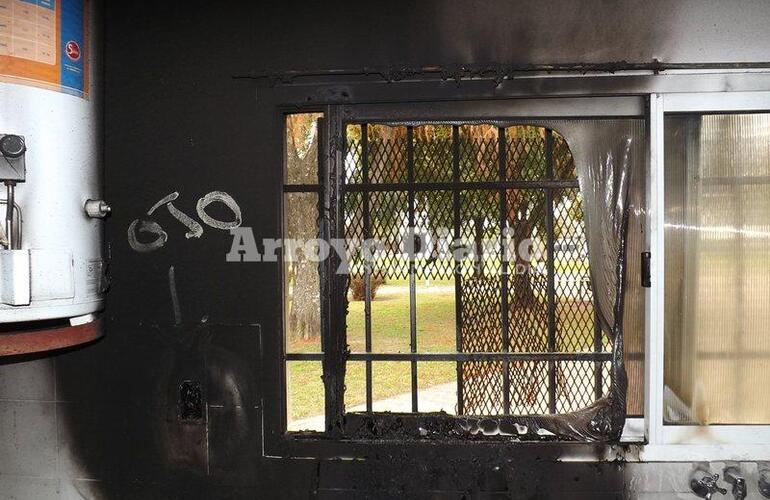 Quemada por completo. Así quedó la ventana afectada por el fuego que se originó por un cortocircuito en un radiograbador que, aparentemente, había quedado enchufado