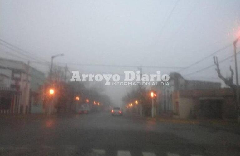 Visibilidad complicada. El centro de Arroyo Seco esta mañana.