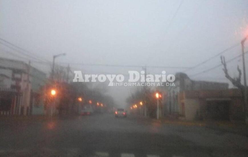 Visibilidad complicada. El centro de Arroyo Seco esta ma&ntilde;ana.