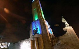 Distinto. Durante la noche del domingo el Monumento cambió su color habitual. Foto: Ángel Donzelli