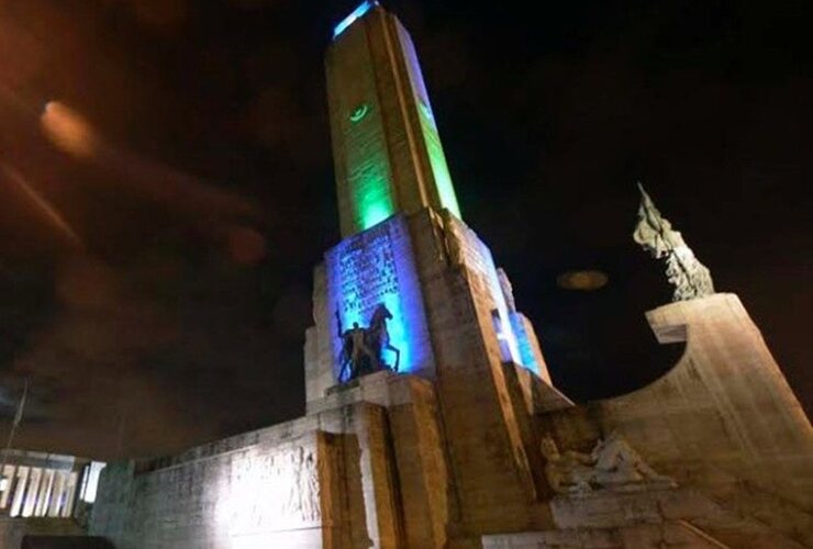 Distinto. Durante la noche del domingo el Monumento cambió su color habitual. Foto: Ángel Donzelli