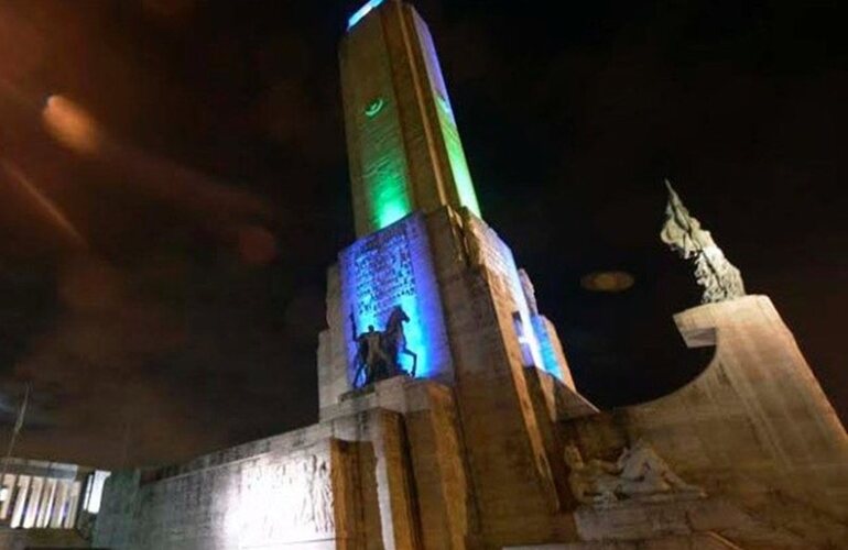 Distinto. Durante la noche del domingo el Monumento cambi&oacute; su color habitual. Foto: &Aacute;ngel Donzelli