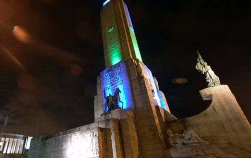 Distinto. Durante la noche del domingo el Monumento cambió su color habitual. Foto: Ángel Donzelli