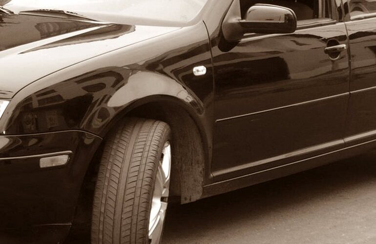 Color negro. La nena le contó a su mamá que el auto que la siguió era "grande" y de color "negro". Foto: Imagen Ilustrativa Color negro. La nena le contó a su mamá que el auto que la siguió era "grande" y de color "negro". Foto: Imagen Ilustrativa