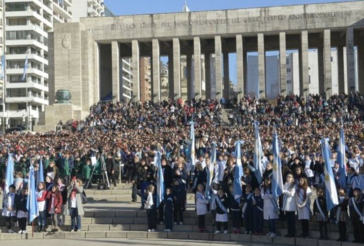 Imagen de Miles de alumnos de la ciudad y varias provincias reafirmaron su compromiso de lealtad a la Bandera