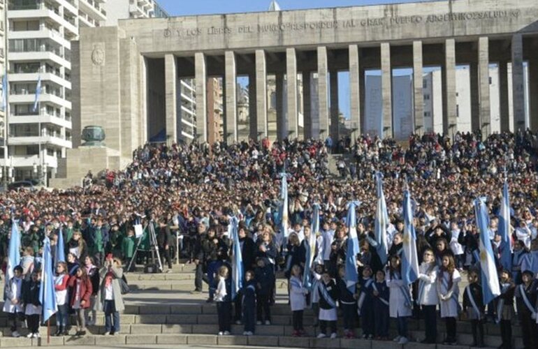 Imagen de Miles de alumnos de la ciudad y varias provincias reafirmaron su compromiso de lealtad a la Bandera