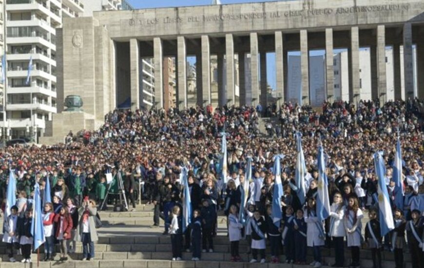 Imagen de Miles de alumnos de la ciudad y varias provincias reafirmaron su compromiso de lealtad a la Bandera