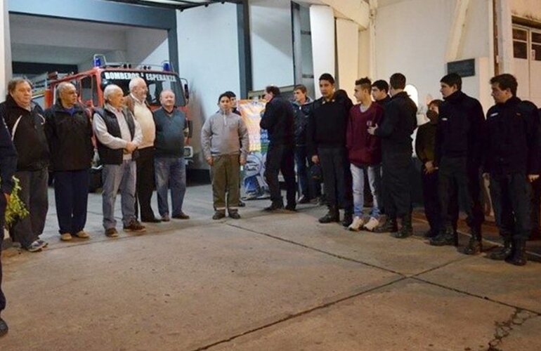 El bombero realizaba una pr&aacute;ctica habitual cuando cay&oacute; al vac&iacute;o. Foto: Copyright International Color Consortium, 2009