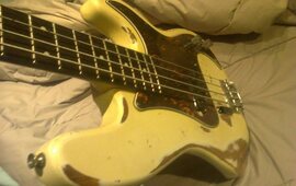 Este es el bajo que le sustrajeron al chico.