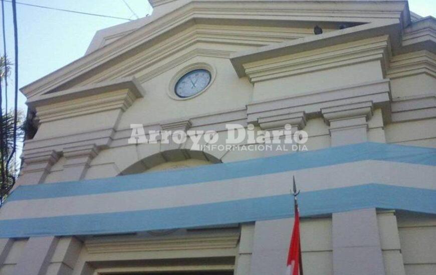 Imagen de Celeste y blanco: Se embander&oacute; el edificio municipal