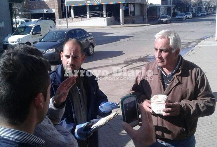 Luego de la toma de las muestras, el mismo presidente del concejo Miguel Ángel Coradini las llevó a Rosario. Fotos: Gentileza Nicolás Trabaina