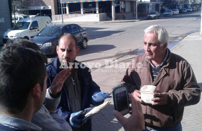 Luego de la toma de las muestras, el mismo presidente del concejo Miguel Ángel Coradini las llevó a Rosario. Fotos: Gentileza Nicolás Trabaina