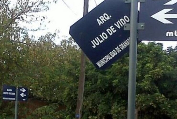 Imagen de Retiraron los carteles que señalizaban la calle Julio De Vido en Granadero Baigorria