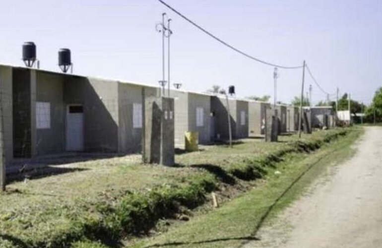 De las 45 viviendas proyectadas solo se terminaron 12, seg&uacute;n el concejal. Foto: www.roldan.gov.ar